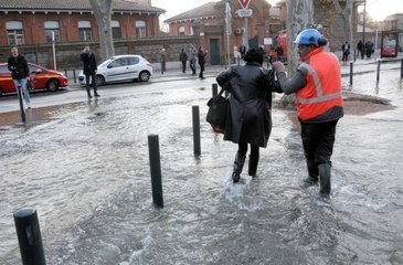 Inondation A Toulouse Le Metro Saint Agne Sous L Eau Sur Orange Videos