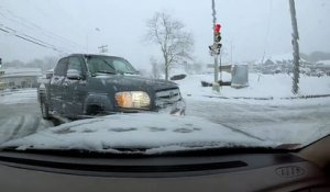 Un automobiliste lui coupe la route alors que c’est verglacé...