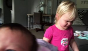 Une fillette en pleurs est réconfortée par sa toute petite soeur