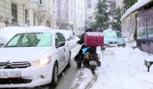 Un épais manteau de neige recouvre Istanbul