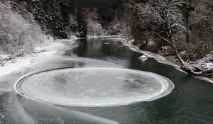 Ce cercle de glace tourne sur lui même dans une rivière !