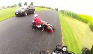Ce motard tente une roue arrière et s'éclate au sol!