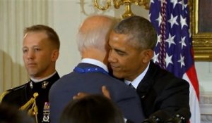 Barack Obama surprend Joe Biden en lui décernant une médaille (et le fait pleurer)