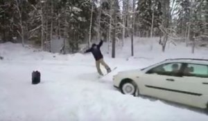Un snowboarder saute au dessus d'une voiture !