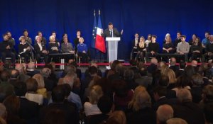 "L'acquisition de la nationalité française est un honneur" - François Fillon