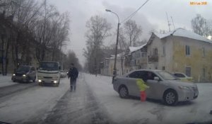 En Russie : Un Gamin perdu au milieu de la route ? Voila comment on le sauve