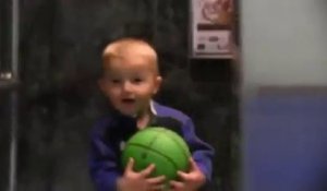 Ce gamin de 2 ans enchaine les tricks en Basket...paniers de dingues