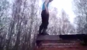 Un homme saute d'un toit et tombe la tête dans la neige !
