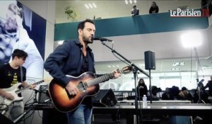 Gérald de Palmas chante  en live au Parisien