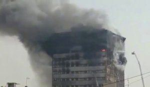 Un immeuble de 15 étages à Téhéran est en feu et va s'effondrer