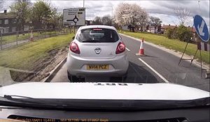 La conductrice d’une Audi tente de forcer le passage dans les embouteillages