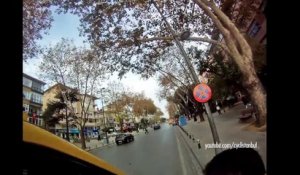 Un chauffeur de taxi attaque un cycliste