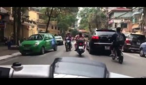 Ce dingue en scooter prend tous les risques pour doubler
