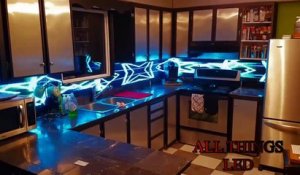 Cette cuisine équipée de panneaux LED lumineux est juste magique