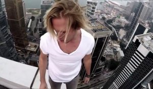 Le free-runner, Oleg Cricket s’amuse avec son skateboard du haut d’un gratte-ciel de Hong-Kong