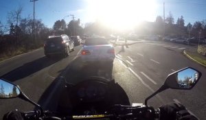 Ce motard n'aime pas les gens qui jettent leur cigarette par la fenetre...