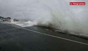 Tempête en Bretagne. Fortes rafales de vent et houle