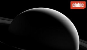 Tethys, la lune de Saturne, qui ressemble à un oeil géant