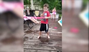Ce gamin n'est pas doué en hula hoop