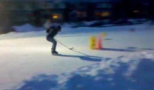 Un homme chute en tentant de sauter au-dessus d'une chaise en patins de hockey !