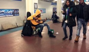 Cette femme joue et chante dans le métro comme une déesse
