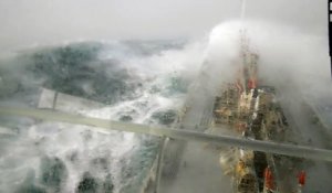 Vagues de 15 mètres sur un bateau pétrolier en Ecosse ! Tempête