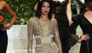 La tenue de Kendall Jenner qui dévoile ses fesses au défilé La Perla NYFW
