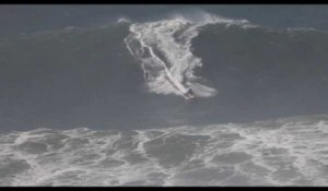 Les images de Justine Dupont surfant la vague de Nazaré, l'une des plus hautes du monde