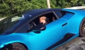 Au voulant de la Lamborghini Huracan de son père, ce garçon de 11 ans laisse tout le monde bouche-bée pendant une course