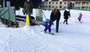 Un petit garçon fait du snowboard comme un chef !