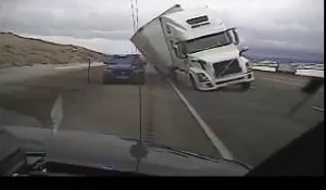 Ce camion s'écrase sur une voiture de police, poussé par des vents forts. Accident incroyable