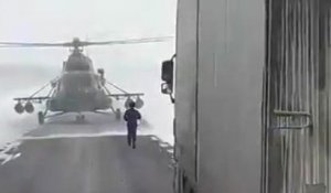Un pilote d'hélicoptère kazakh se pose sur la route pour demander son chemin