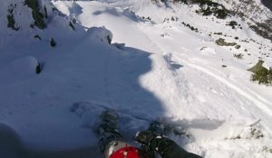 Un snowboardeur pris dans une avalanche massive !