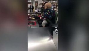 Son bébé n’arrête pas de pleurer au supermarché, le caissier fait une chose incroyable pour la tirer d’affaire !