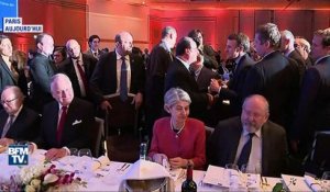 François Hollande fait la bise à Emmanuel Macron à la soirée du Crif