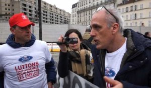 L'ouvrier-candidat Philippe Poutou manifeste devant Bercy avec ses collègues de Ford