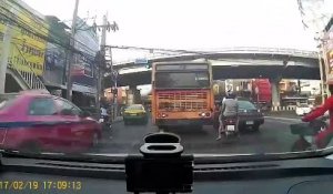 Le bus fonce droit sur le scooter et… Regardez ce qui se passe. OMG !!!