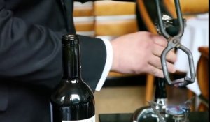 Voici une vieille méthode très efficace qui vous permet d’ouvrir une bouteille de vin.