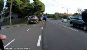 Une remorque coupe la route à un cycliste et le percute