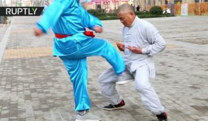 Un maitre Kung Fu réaliser une démonstration pour avoir des couilles en bêton !