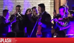 Salma Hayek chante avec un groupe de mariachi après les Oscars