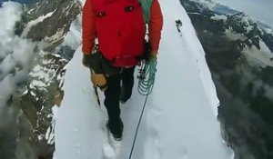 Caméra embarquée sur l'arête effilée du Mont Cervin en Suisse