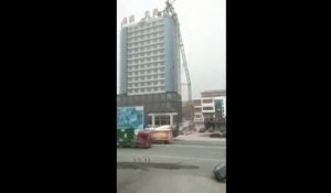 En Chine cette grue s'effondre et tue deux personnes dans sa chute