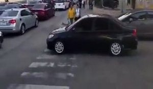 Ils se vengent d'un automobiliste en marchant sur le capot de sa voiture.