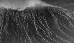 Ils surfent les plus grosses vagues du monde : 25 mètres, à Nazaré au Portugal