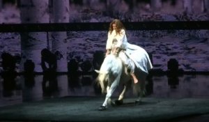 Shania Twain fait son entrée au concert de Las Vegas à dos de cheval, elle fait le show avec la complicité de ce dernier