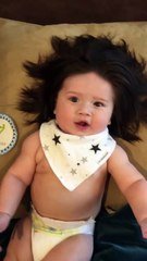 Un Bebe Avec Des Cheveux Longs