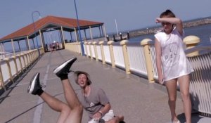 Un homme tombe accidentellement sur son ami pendant un saut !