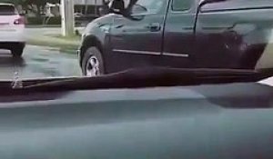 Cet homme explose la vitre d'un autre automobiliste avec son poing