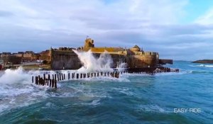 Un drone filme d’impressionnantes énormes vagues qui s'écrasent sur Saint-Malo